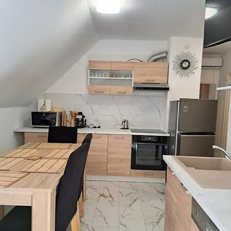 Jazmin ザラカロシュ